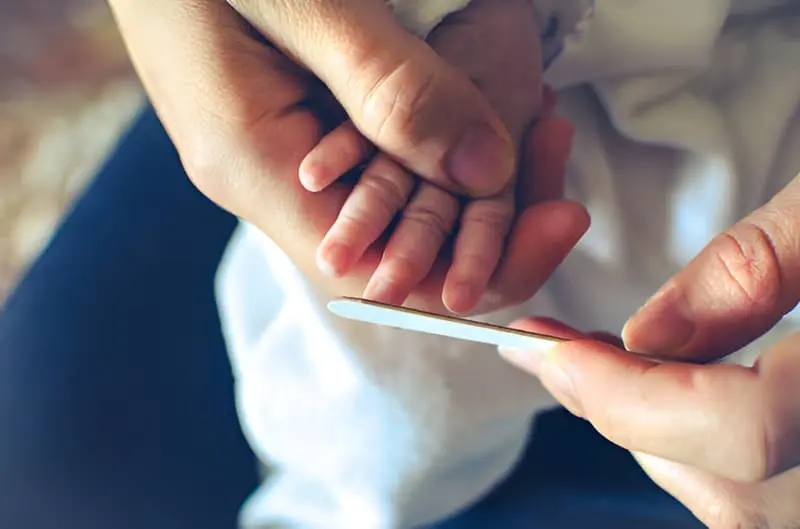 برد أظافر الأطفال حديثي الولادة لتجنب الخدوش